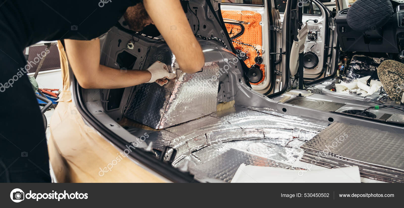 Proceso de instalación de material de insonorización al interior del coche.  Auto aislamiento acústico: fotografía de stock © DedMityay #530450502