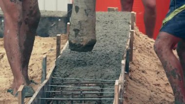 Otomatik pompalı çimento ya da beton dökme, güçlendirilmiş ızgara temeli olan inşaat alanı, yeni ev inşaatına başlama