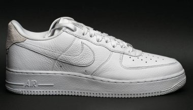 Moskova, Rusya - Kasım 2021: Nike Air Force 1 - Nike Air teknolojili beyaz klasik basketbol ayakkabıları içerideki basınçlı havadan oluşur
