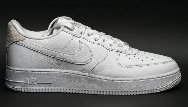 Moszkva, Oroszország - november 2021: Nike Air Force 1 - fehér alacsony klasszikus kosárlabda retro tornacipő Nike Air technológiával áll sűrített levegő belsejében — Stock Fotó