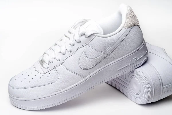 Moskva, Ryssland - november 2021: Nike Air Force 1 07 Craft - vita låga klassiska basketretro sneakers. Air Force One är den mest populära och bästsäljande modellen, först släppt 1982 av Nike varumärke — Stockfoto