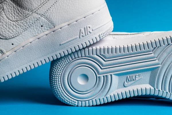 Moskou, Rusland - november 2021: Nike Air Force 1 - witte lage klassieke basketbal retro sneakers met Nike Air technologie bestaat uit onder druk staande lucht binnen — Stockfoto