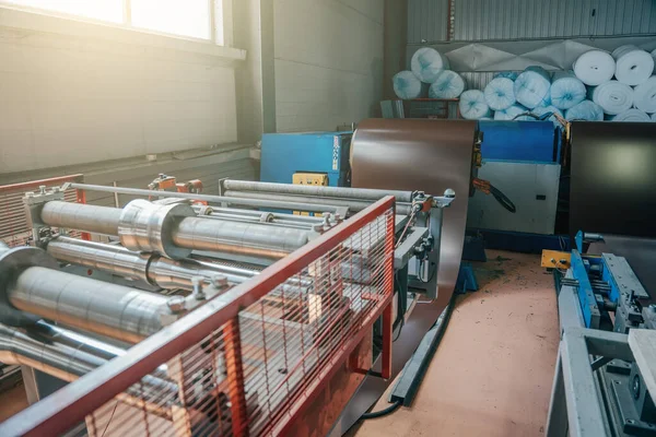 Gulungan lembaran baja galvanis dicat pada mesin potong, pabrik besi dan logam di pabrik — Stok Foto