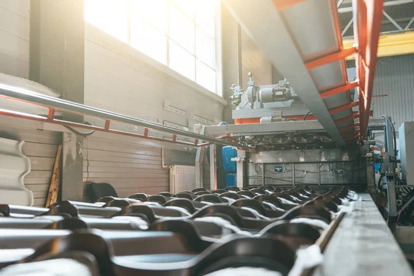 Azulejo de metal para techo en línea de producción de máquinas formadoras de metal en fábrica de cerca — Foto de Stock