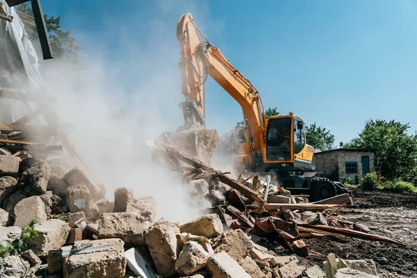 Excavator menghancurkan rumah tua. Pembongkaran bangunan — Stok Foto