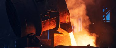 Kıvılcımlar saçan metal. Dökümhanede dökme demir parçaları eridi. Metalurji fabrikası veya Çelik Fabrikası
