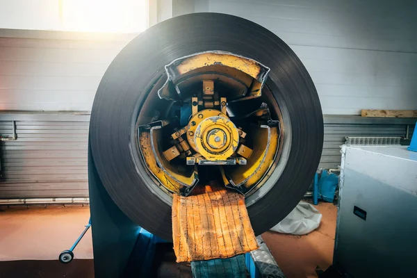 Gulungan lembaran baja dicat di pabrik, industri berat — Stok Foto