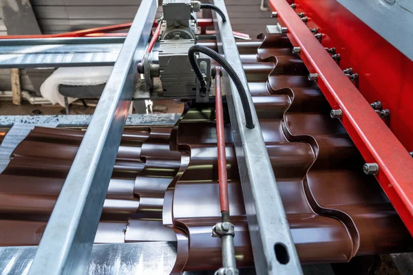 Garis produksi atau sabuk konveyor ubin logam untuk produksi atap. Pabrik logam. Mesin profiling lembar logam — Stok Foto
