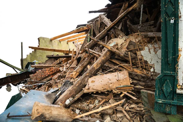 벽 이 파괴되어 폐허가 된 건물, 벽돌 파편, 부서진 집, 백지위에 고립되어 있는 모습 — 스톡 사진