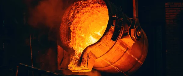 Ladle with liquid molten iron in metallurgical factory foundry. Horizontal banner image — Stock Photo, Image