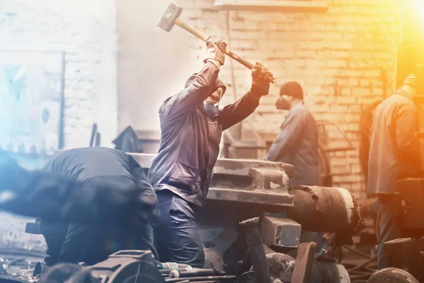 Obrero columpios martillo grande en taller de planta metalúrgica — Foto de Stock