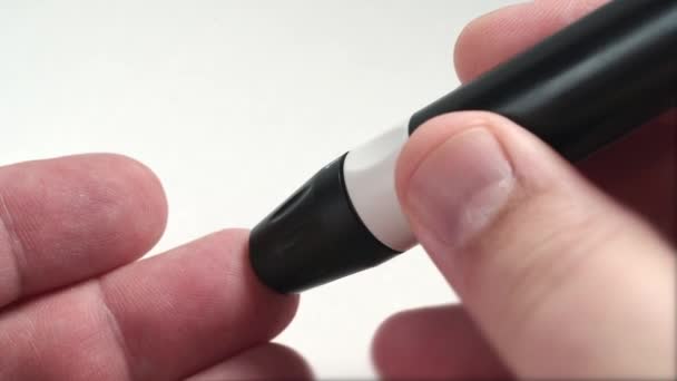 Test del livello di zucchero nel sangue con glucometro per il diabete, dito con goccia di sangue e dispositivo di monitoraggio del glucosio, macroiniezione — Video Stock