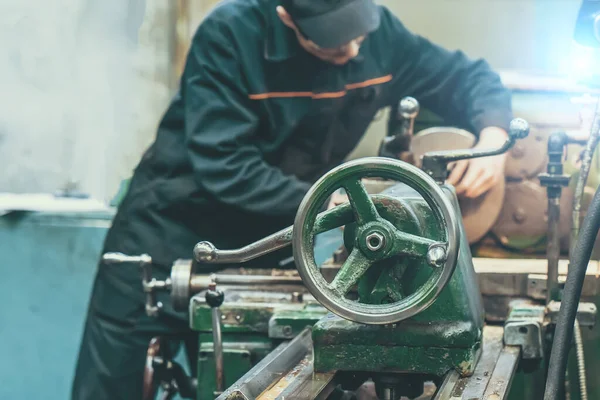 Onherkenbaar industrieel arbeider werkzaam in metallurgische fabriek bij snijmachine — Stockfoto