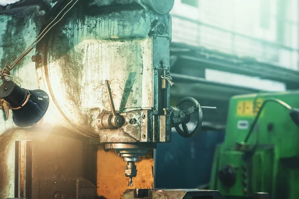Mesin pengeboran retro besar di bengkel pabrik tutup — Stok Foto