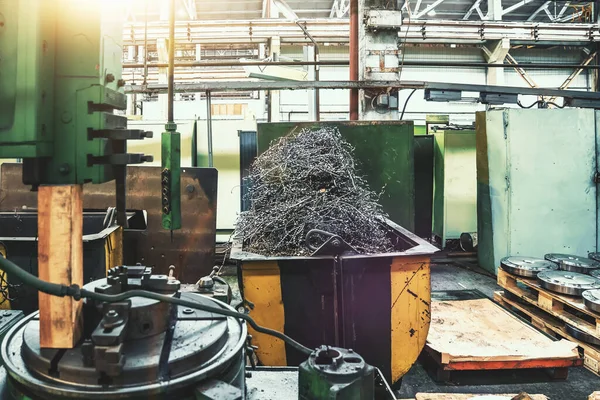 Serpihan logam limbah logam dalam wadah baja di pabrik metalurgi — Stok Foto
