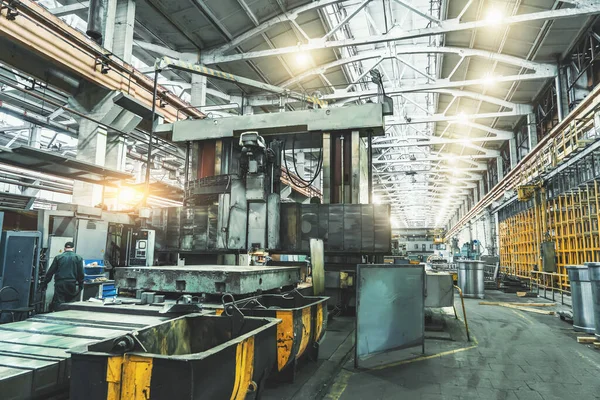 Interior de la gran fábrica de metalurgia industrial con maquinaria de acero, planta metalúrgica — Foto de Stock