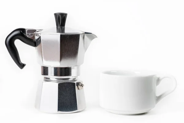 Geleneksel İtalyan kahve makinesi Moka pot ve fincanı beyaz arka planda — Stok fotoğraf