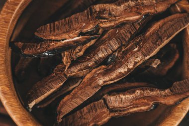 Parçalara ayrılmış Ling Zhi Doğal Çin bitkisi ya da Reishi mantarı, Ganoderma ahşap tabakta yakın çekim. Organik bitkisel ilaç