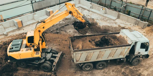 Penggalian menggali pondasi lubang. Earthwork dalam penggalian di lokasi konstruksi, pandangan udara atas — Stok Foto