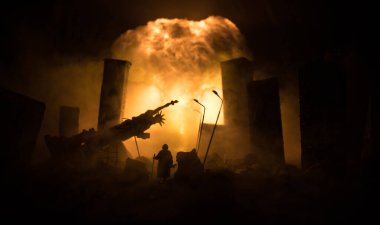 Nükleer savaş konsepti. Nükleer bomba patlaması. Bombalamadan sonra şehir merkezinin kıyamet manzarası. Gece sahnesi. Şehir savaş yüzünden yok oldu..