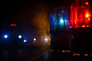 Polis arabası, karanlıkta mavi ve kırmızı, klasik siren. Dönüşümlü polis sireni. Seçici odak