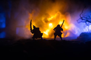 Samuray dövüş konsepti. Samuray silueti, ağaç ve eski tapınağın yanında düelloda. Masa dekorasyonu koyu renkli sisli arka plan. Seçici odak