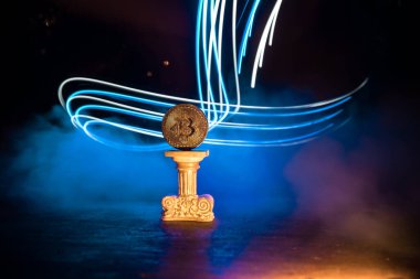 Koyu arka planda Altın Bitcoin. Yeni sanal para. Şifreli para birimi. Yaratıcı sanat dekorasyonu. Seçici odak