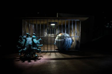 Corona virüsü yaratıcı konsepti kilitledi. Dünya gezegeni eski hapishanenin içinde kapana kısıldı. Yaratıcı sanat dekorasyonu. Seçici odak