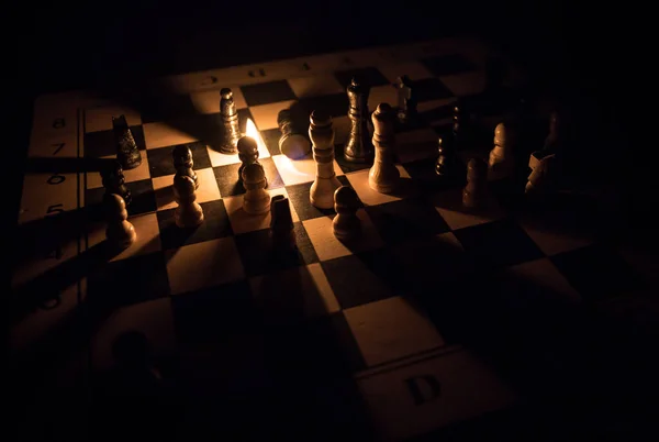 Šachové Figurky Šachovnici Pozadí Hořícího Ohně Selektivní Zaměření — Stock fotografie