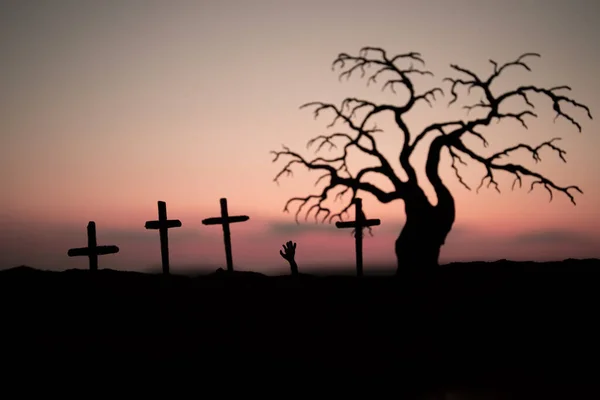 Gün Batımında Mezarlıkta Yürüyen Zombileri Siluetle Ürkütücü Yüzlü Korkunç Cadılar — Stok fotoğraf