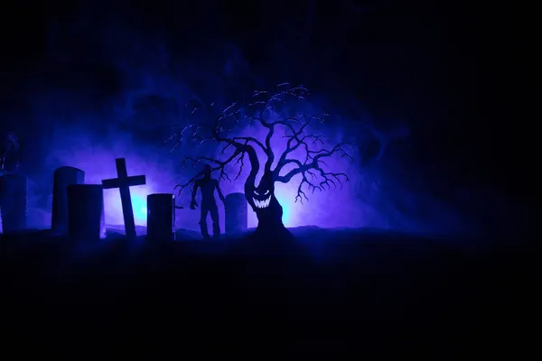 Przerażający Widok Zombie Cmentarzu Martwe Drzewo Księżyc Kościół Upiorne Zachmurzone — Zdjęcie stockowe
