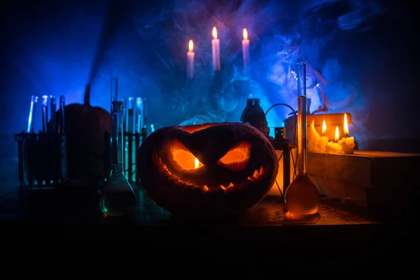 Scrivania Del Mago Concetto Horror Halloween Pozioni Magiche Bottiglie Tavolo — Foto Stock
