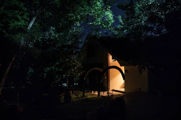 Régi Ház Egy Szellemmel Erdőben Éjszaka Vagy Elhagyott Kísértetjárta Horror — Stock Fotó
