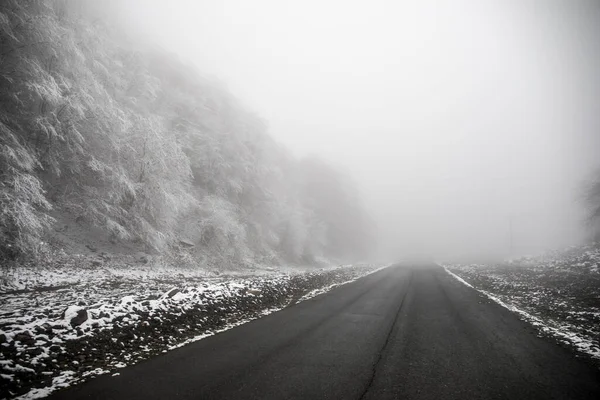 Árboles Invierno Montañas Cubiertas Nieve Fresca Hermoso Paisaje Niebla Con — Foto de Stock