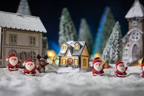 Weihnachts Und Neujahrsferien Konzept Kleine Dekorative Niedliche Häuschen Schnee Der — Stockfoto