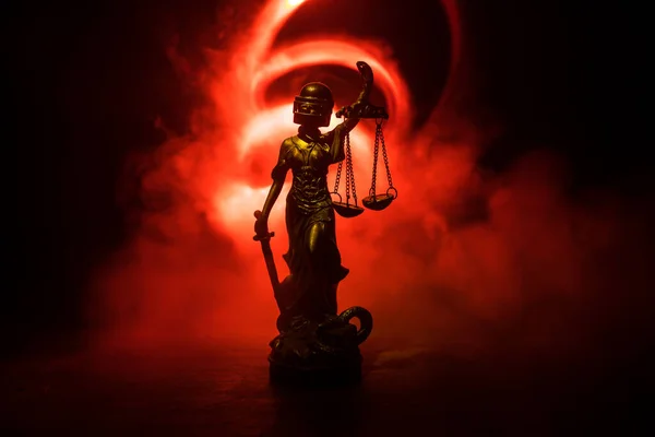 Hay Ley Concepto Dictadura Estatua Justicia Con Casco Antidisturbios Policía —  Fotos de Stock