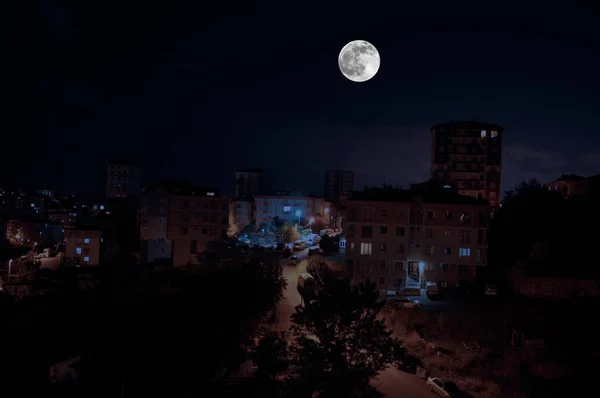 トルコのイスタンブールで夜に街中満月 大きな満月の建物の上に輝く 夜の街並み — ストック写真