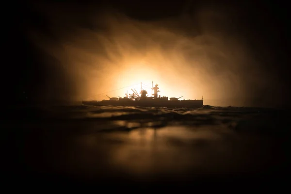 Krigskoncept Nattstrid Till Sjöss Dramatiska Tonade Moln Effekt Silhuett Stridsskeppet — Stockfoto