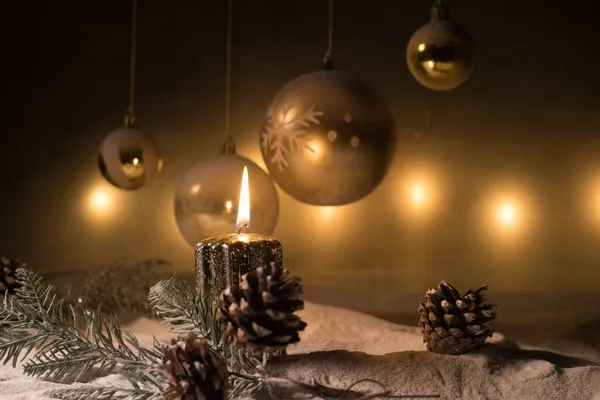 Χριστουγεννιάτικη Διακόσμηση Αναμμένα Κεριά Σκούρο Φόντο Χριστουγεννιάτικα Στολίδια Σκούρο Χρυσό — Φωτογραφία Αρχείου