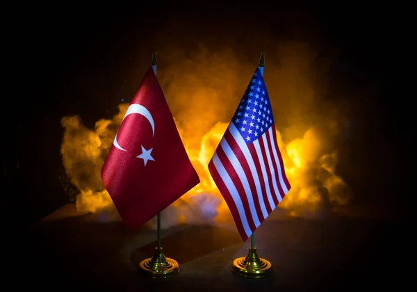 トルコと米国の暗い背景を燃やす上で小さな旗 戦争の危機と国家間の政治的紛争の概念 選択的焦点 — ストック写真