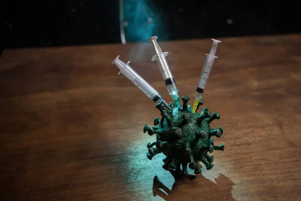 Concepto Vacuna Contra Virus Corona Con Jeringa Miniatura Verde Novedosa — Foto de Stock