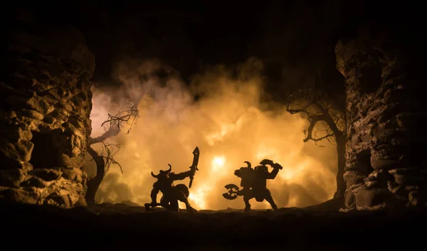 騎兵や歩兵との中世の戦闘シーン 中世の城と暗いトーン霧の背景に戦士の間で戦う 別のオブジェクトとしての人物のシルエット 選択的焦点 — ストック写真