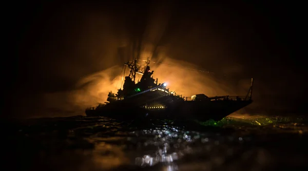 战争概念 海上的夜战场面戏剧化的云彩效果 夜间战船的轮廓 微型创意餐桌装饰 有选择的重点 — 图库照片