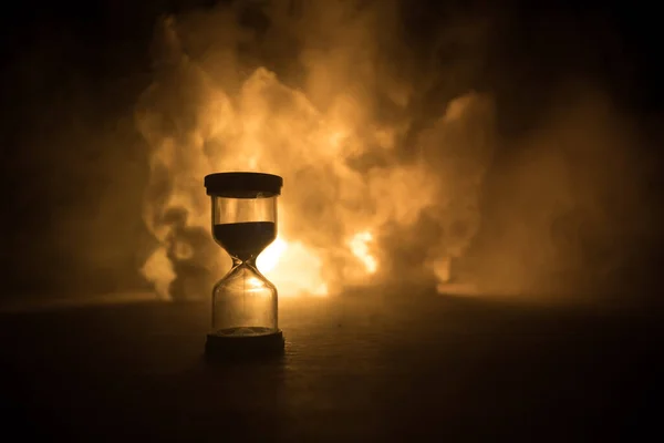 Концепция Времени Силуэт Часов Песочные Часы Темном Фоне Абстрактная Концепция — стоковое фото