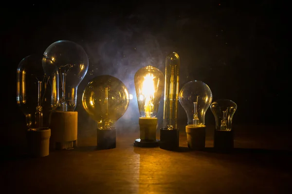 電球の多く 暗闇の中で輝く美しいレトロな高級インテリア電球照明ランプの装飾 選択的焦点 — ストック写真