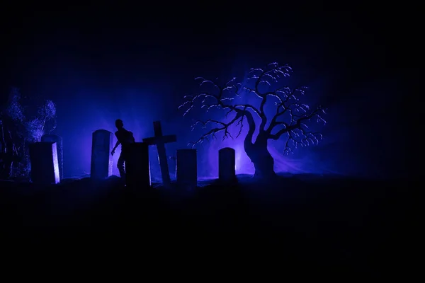 Vista Spaventosa Zombie Cimitero Albero Morto Luna Chiesa Cielo Nuvoloso — Foto Stock