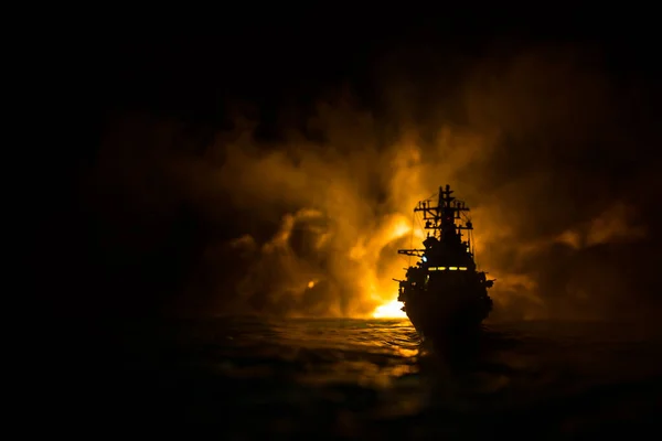 战争概念 海上的夜战场面戏剧化的云彩效果 夜间战船的轮廓 微型创意餐桌装饰 有选择的重点 — 图库照片