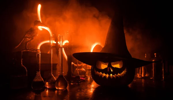 Tovenaarsbureau Afschuwelijk Halloween Concept Magische Drankjes Flessen Houten Tafel Met — Stockfoto