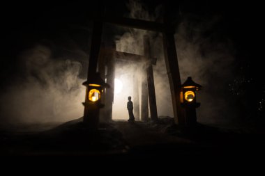 Yaratıcı sanat dekorasyonu. Gece soyut Japon tarzı ahşap tünel. Fantezi ormanında gece sahnesi. Seçici odak