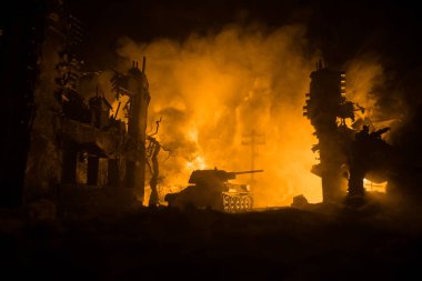 Savaş Konsepti. Askeri siluetler savaş sisli gökyüzü arka planında savaş sahnesi, Dünya Savaşı Askerleri Silueti Bulutlu Gökyüzünün Altında Gece. Harap olmuş şehirde savaş. Seçici odak